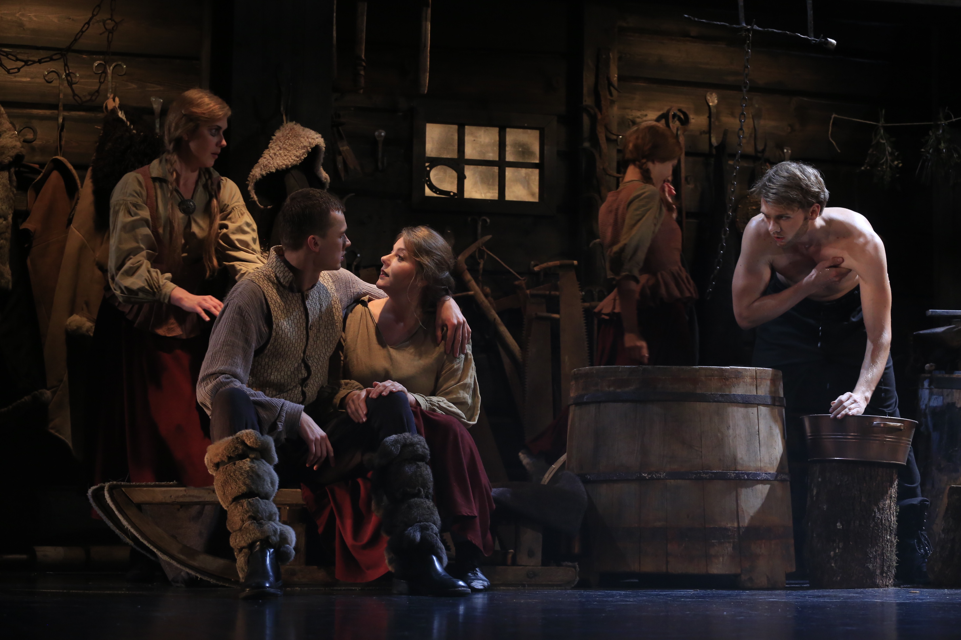 Skats no izrādes "Vienādas asinis" // Foto – Matīss Markovskis